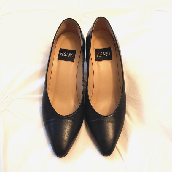 Pegabo vintage navy blue kitten heel closed toe leather pumps. Size 7b - Picture 2 of 11
